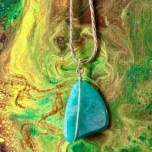 Beautiful Jade Pendant Necklace with gold tone braided 11.5 inch chain